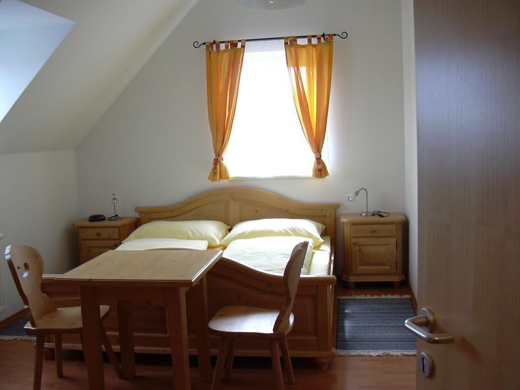 Weingut Gaestezimmer Gruber Ehrenhausen Room photo